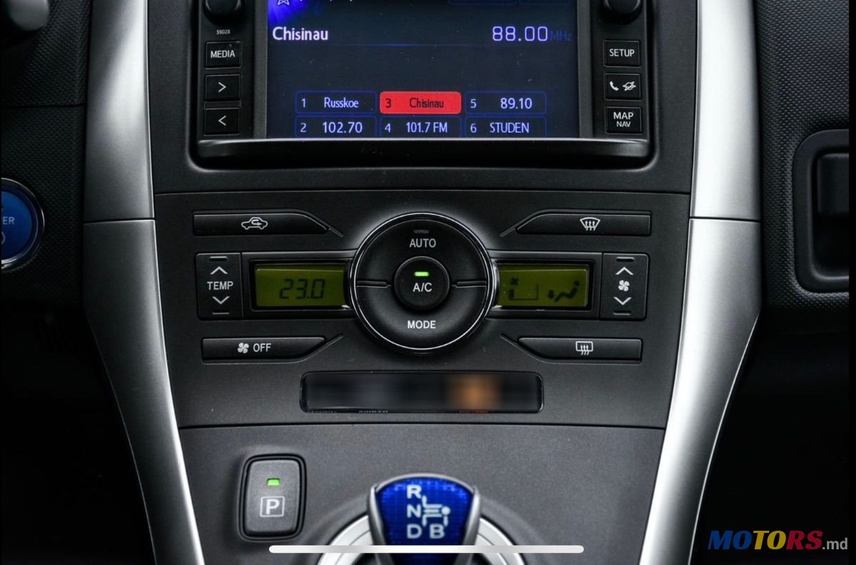 2012' Toyota Auris photo #5