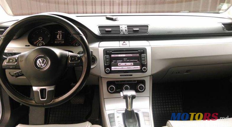 2010' Volkswagen Passat photo #2