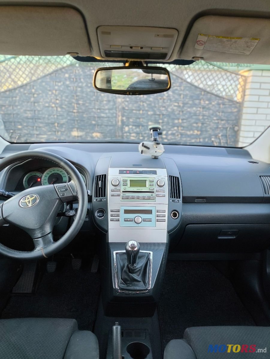 2004' Toyota Corolla Verso photo #2