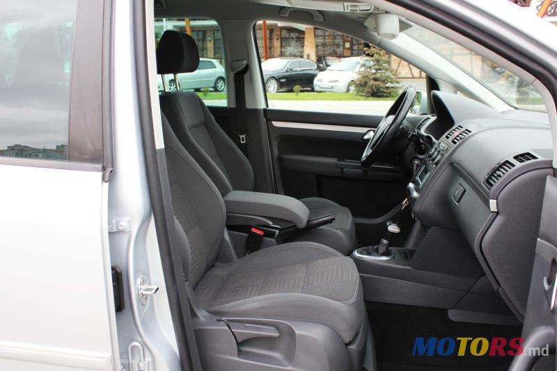 2007' Volkswagen Touran photo #4