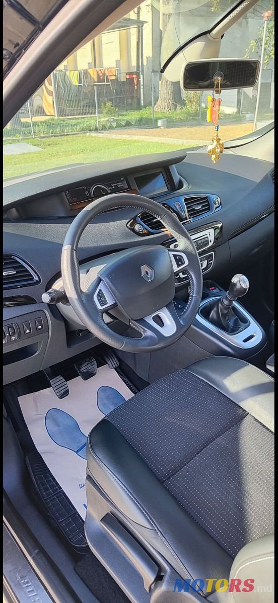 2013' Renault Grand Scenic photo #3