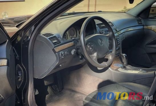 2004' Mercedes-Benz E Класс photo #3