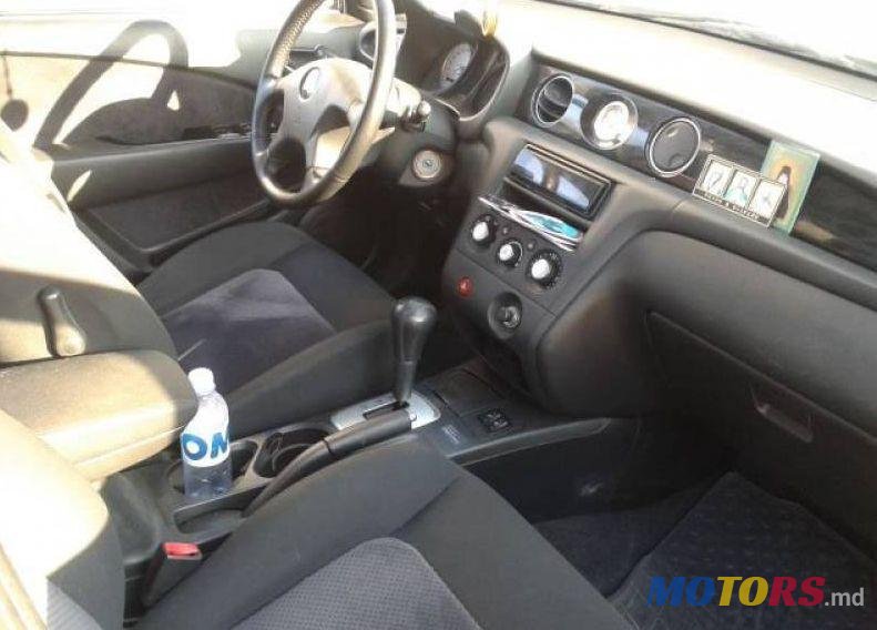 2004' Mitsubishi Outlander photo #1