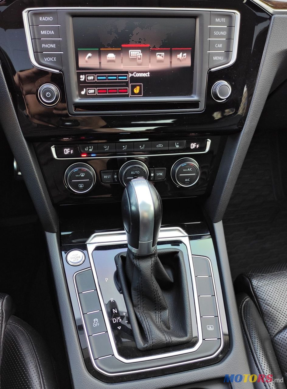 2016' Volkswagen Passat photo #6