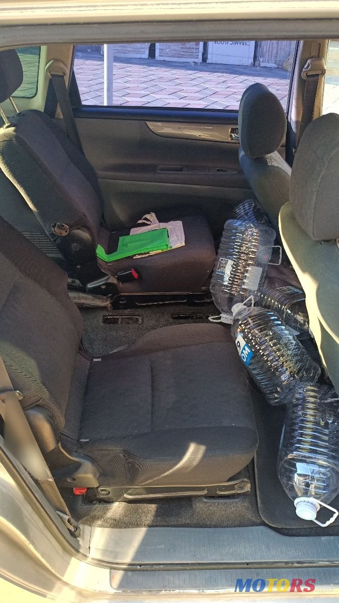 2002' Toyota Avensis Verso photo #3