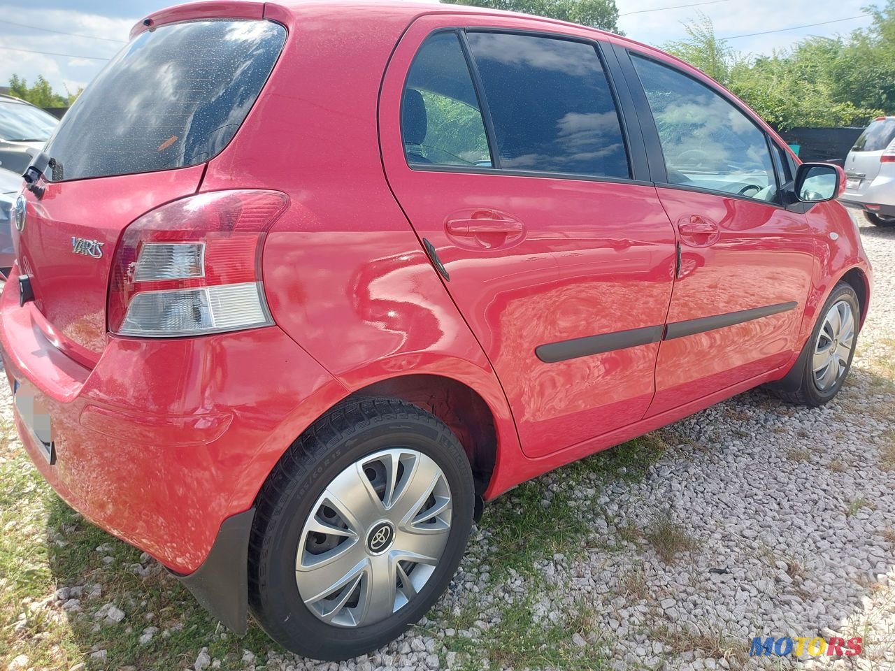 2011' Toyota Yaris photo #6