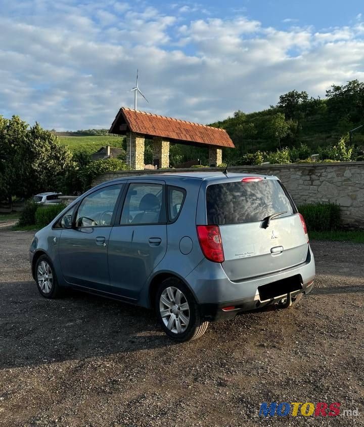 2009' Mitsubishi Colt photo #2