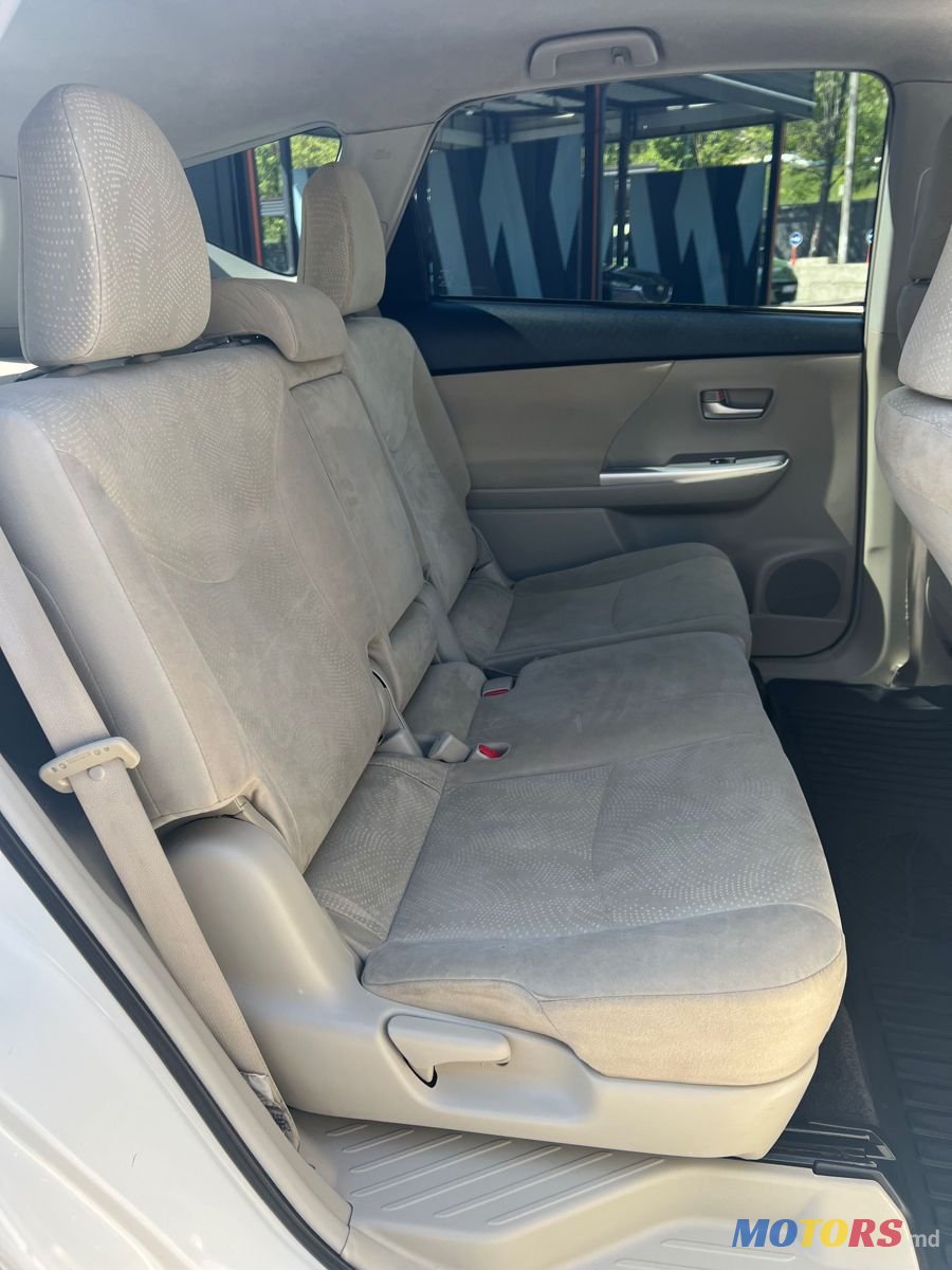 2012' Toyota Prius v photo #3