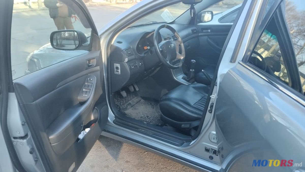 2008' Toyota Avensis photo #5