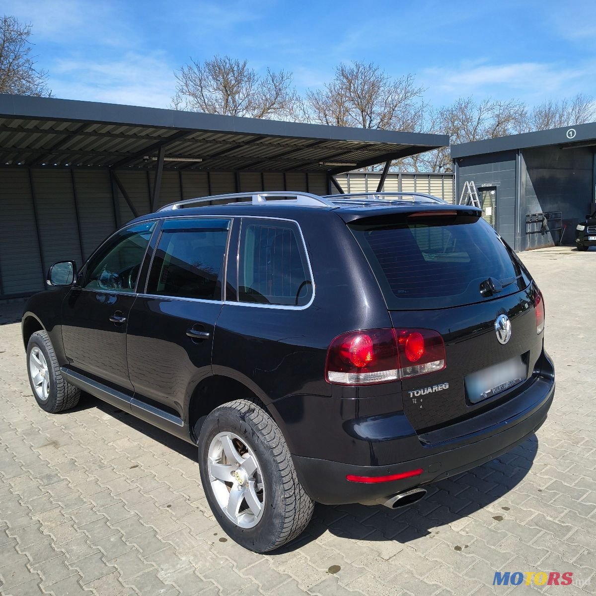 2010' Volkswagen Touareg photo #1