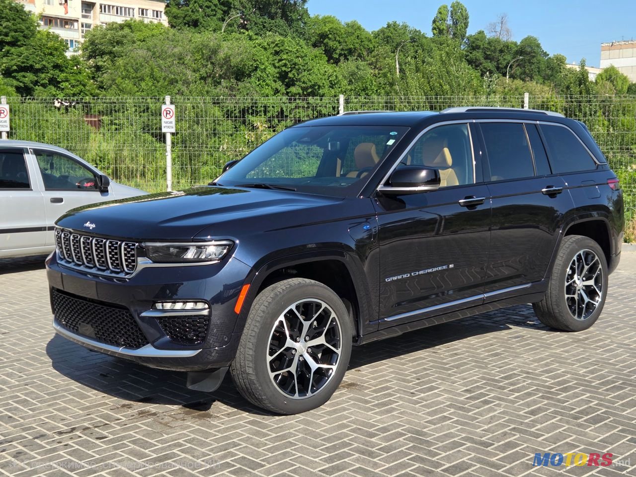 2022' Jeep Grand Cherokee photo #2