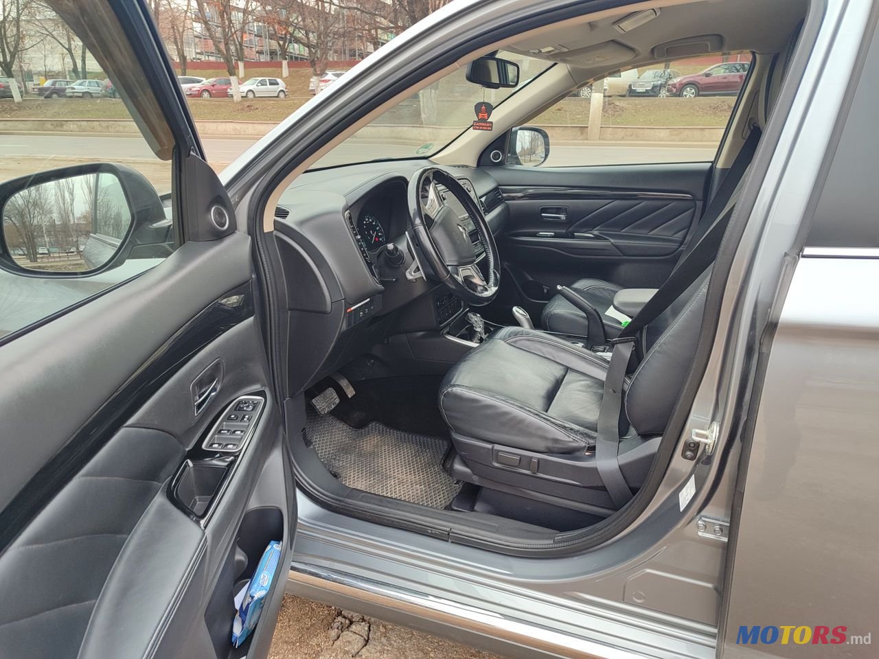 2015' Mitsubishi Outlander photo #5