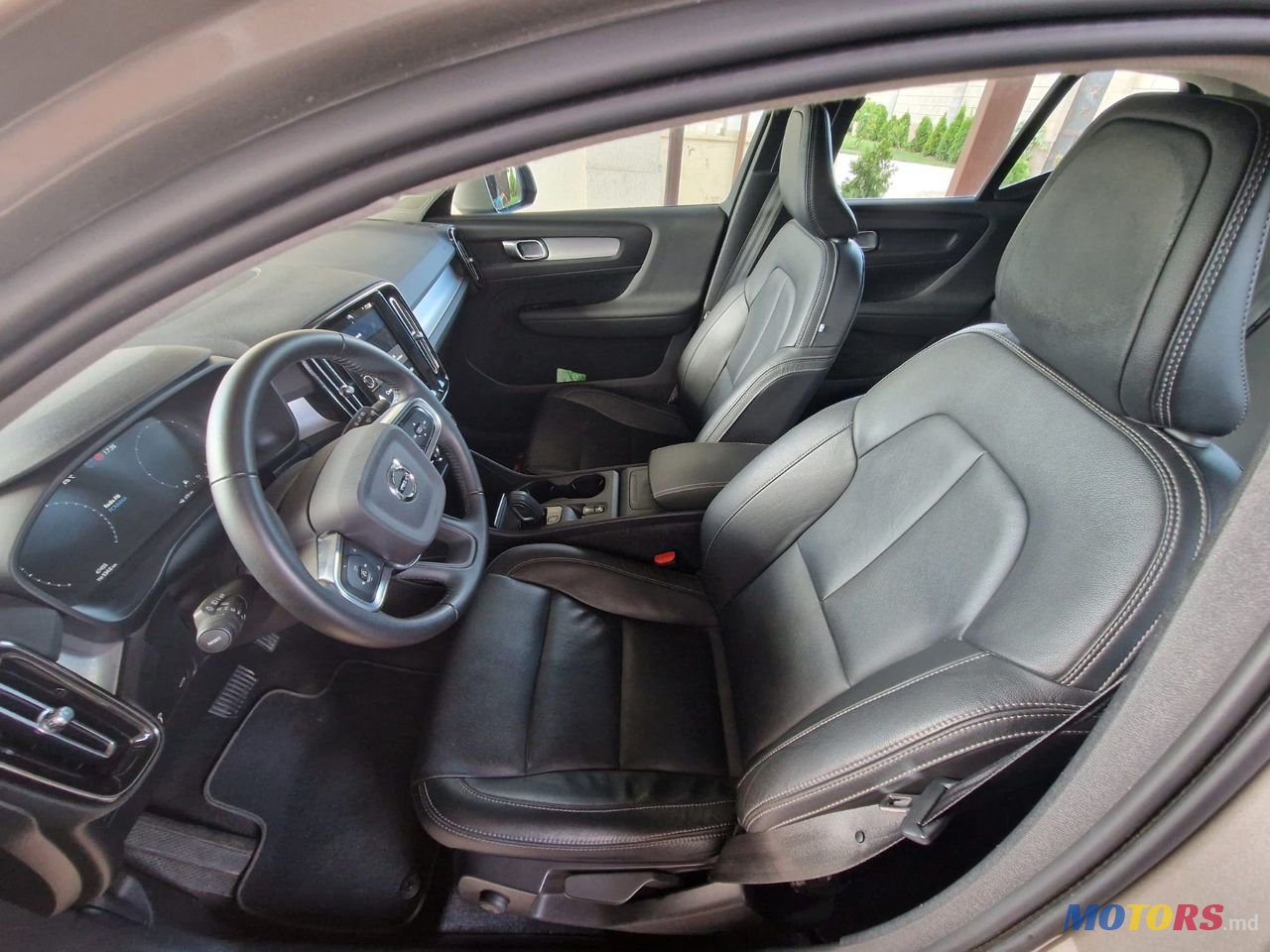 2020' Volvo XC40 photo #5