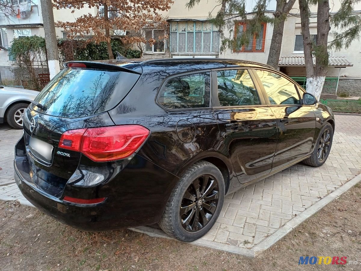 2011' Opel Astra photo #6