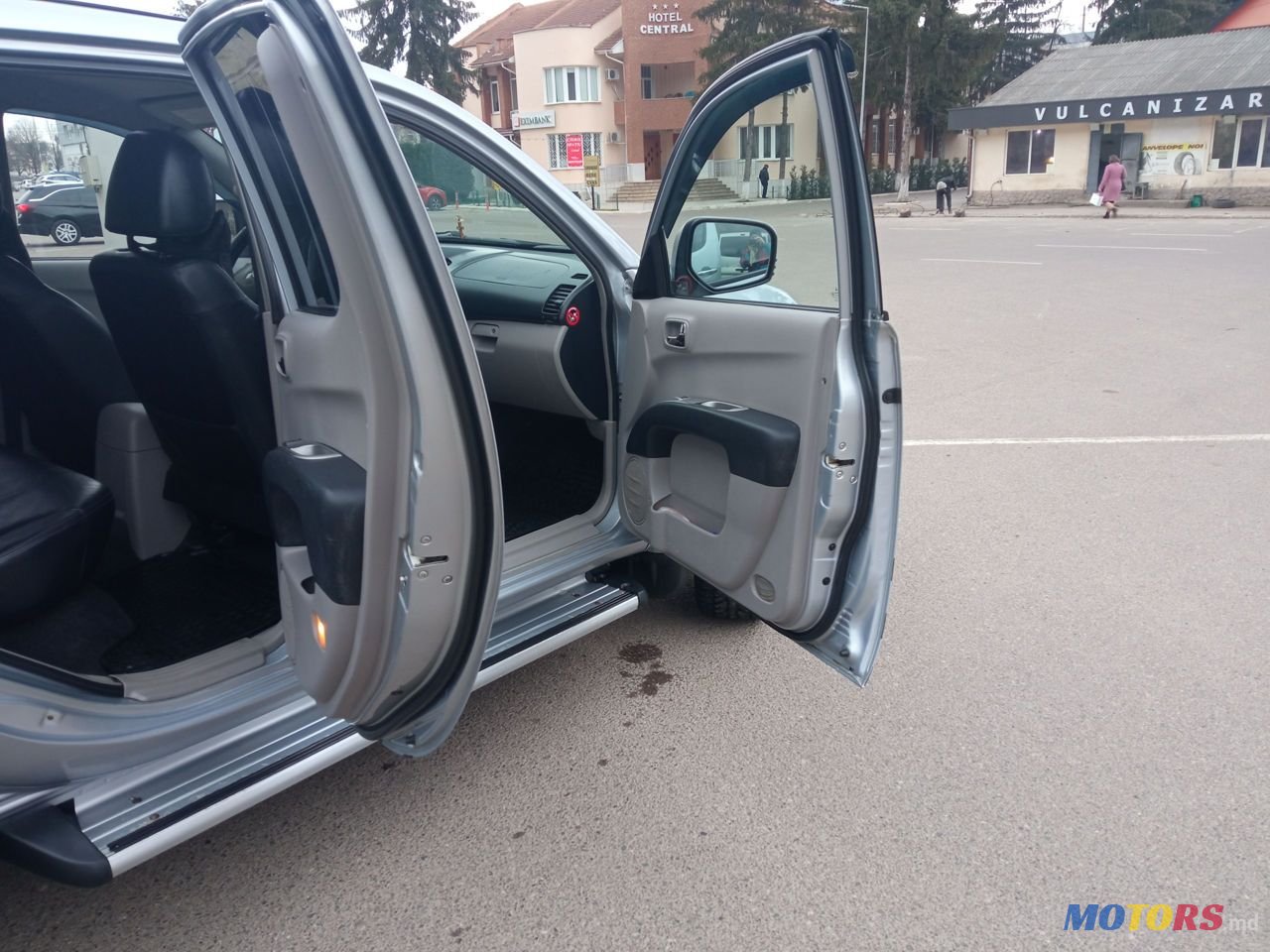 2007' Mitsubishi L Series photo #6