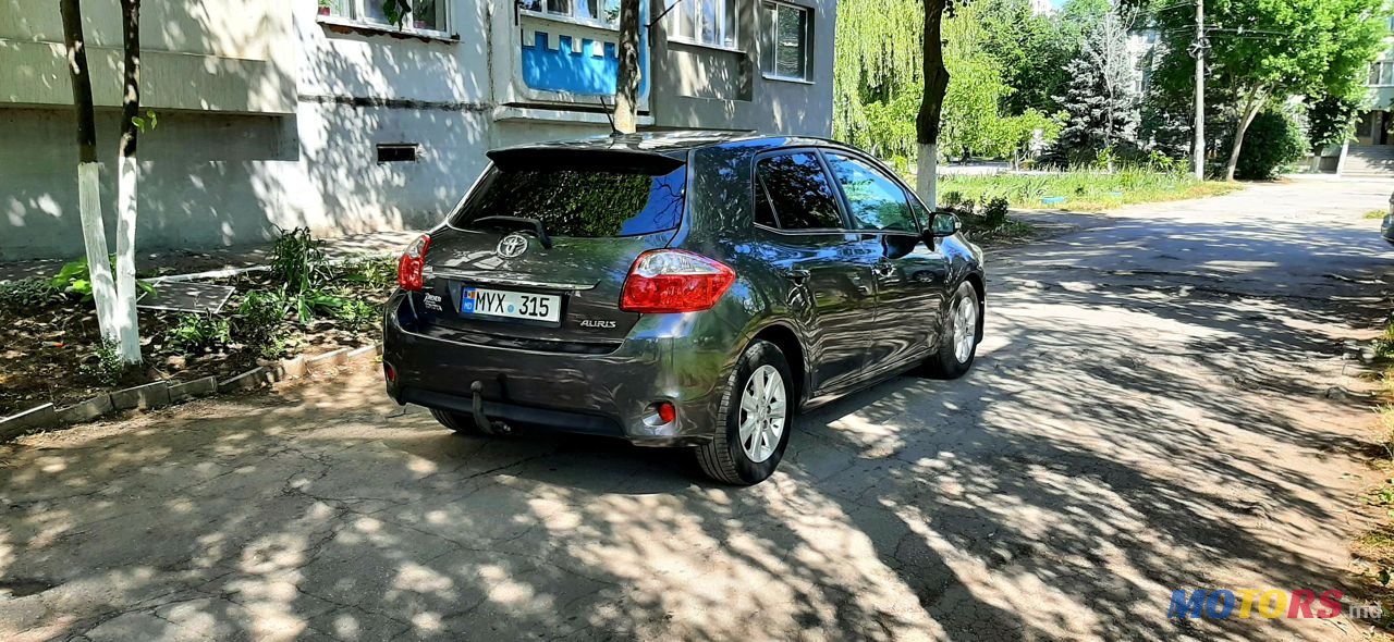 2013' Toyota Auris photo #3