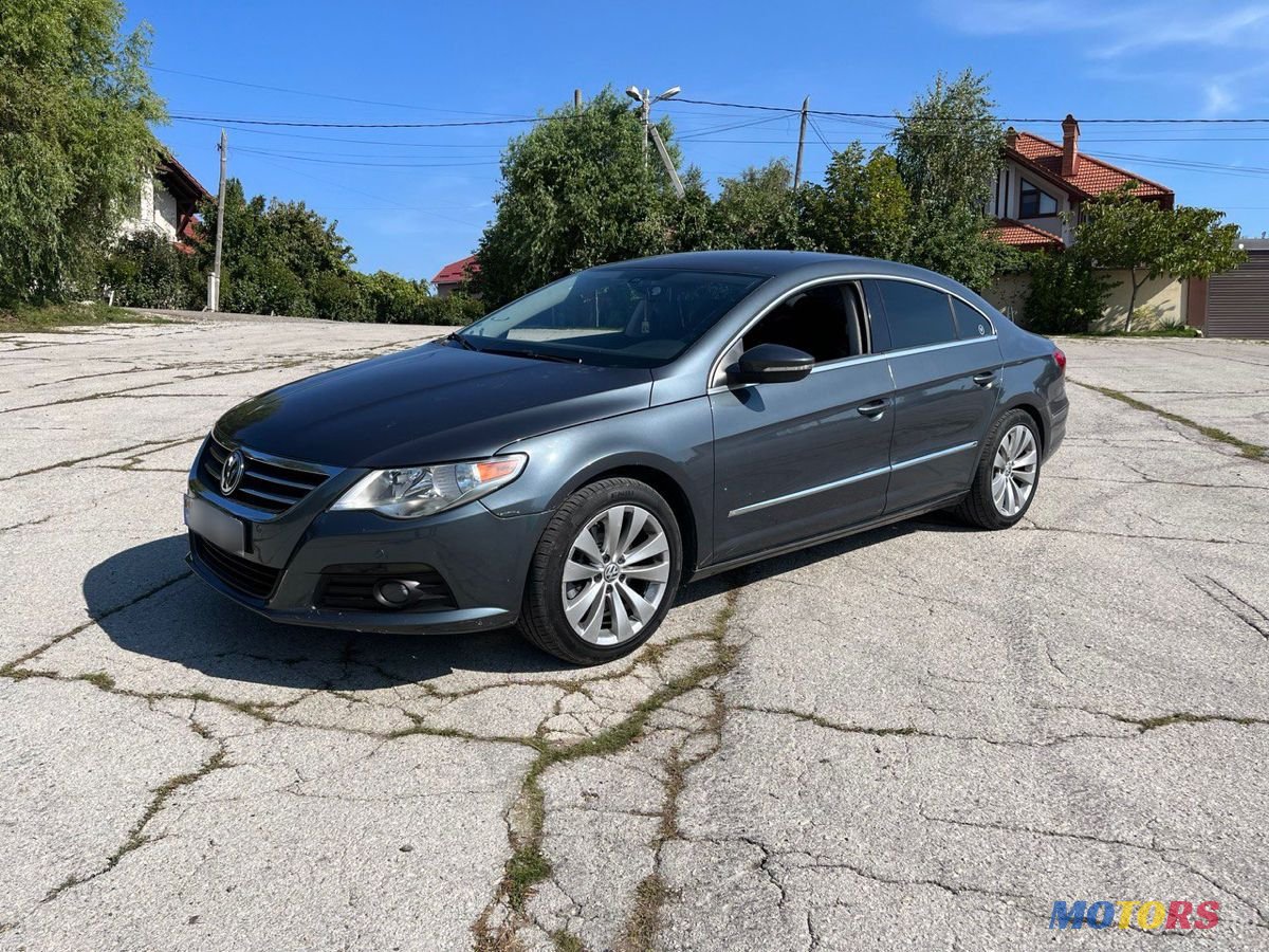 2010' Volkswagen Passat photo #2