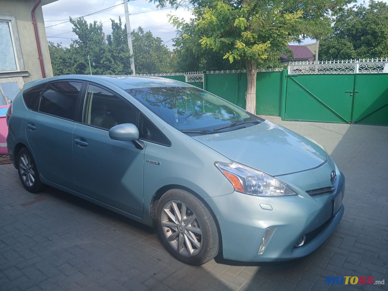 2013' Toyota Prius v photo #1