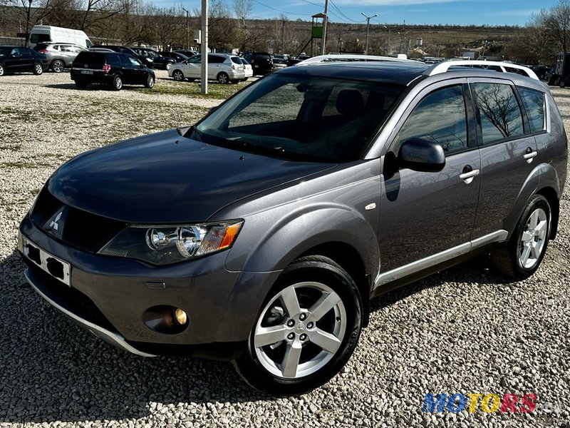 2009' Mitsubishi Outlander photo #2