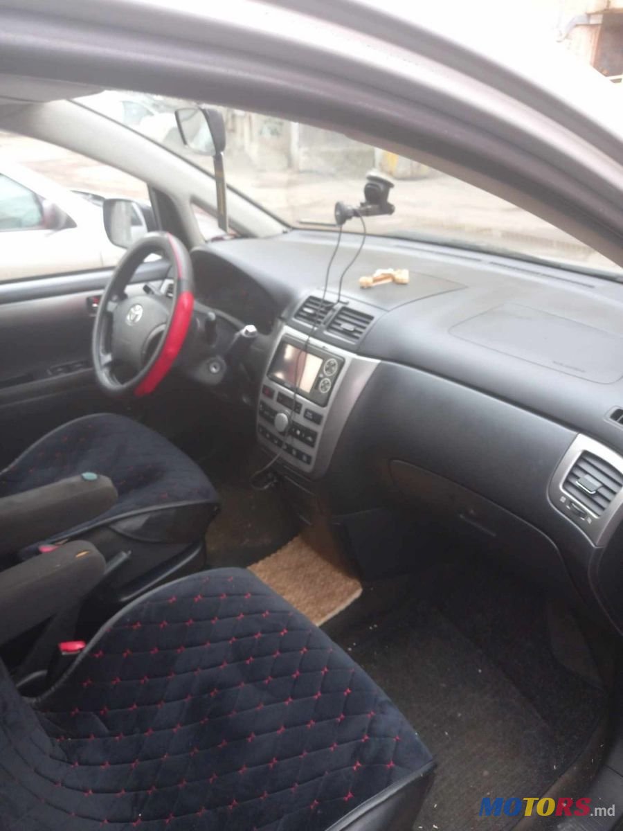 2005' Toyota Avensis Verso photo #1