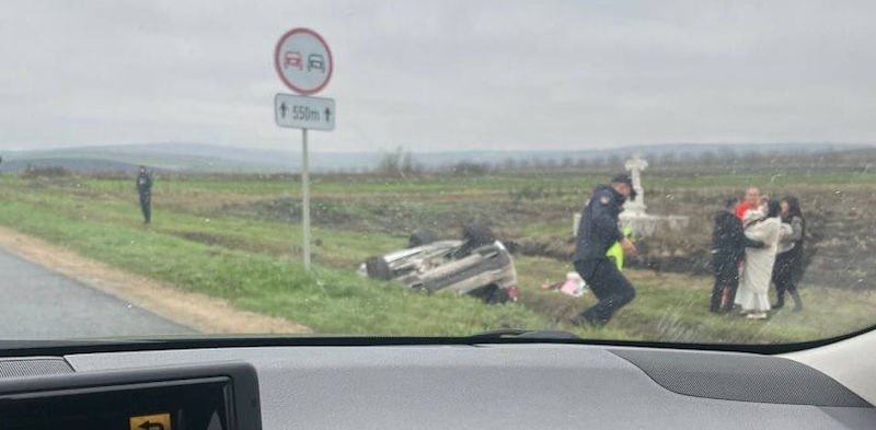 Accidentul de la Bănești cu o mașină răsturnată: Un șofer a murit în drum spre spital