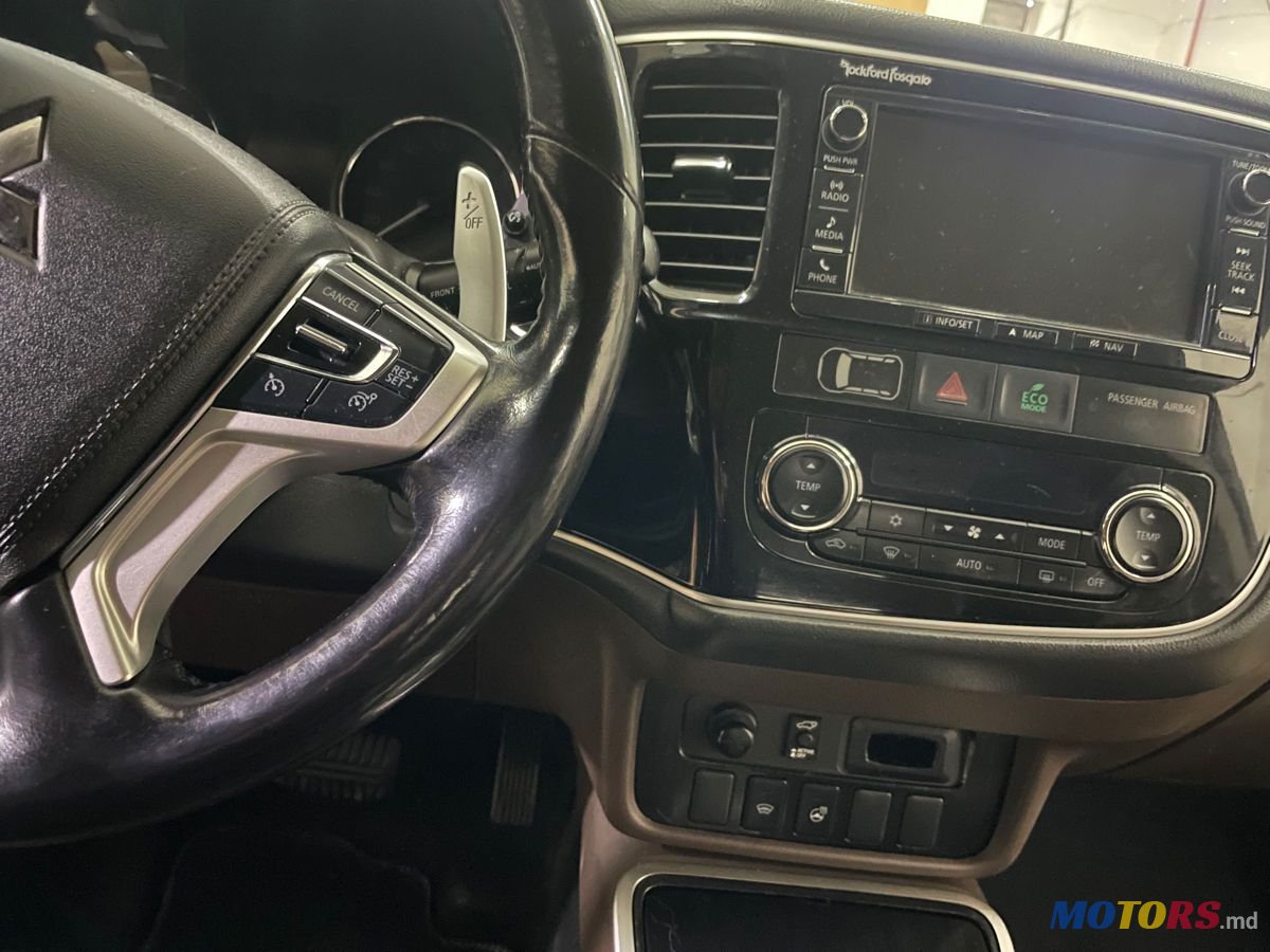 2016' Mitsubishi Outlander photo #6