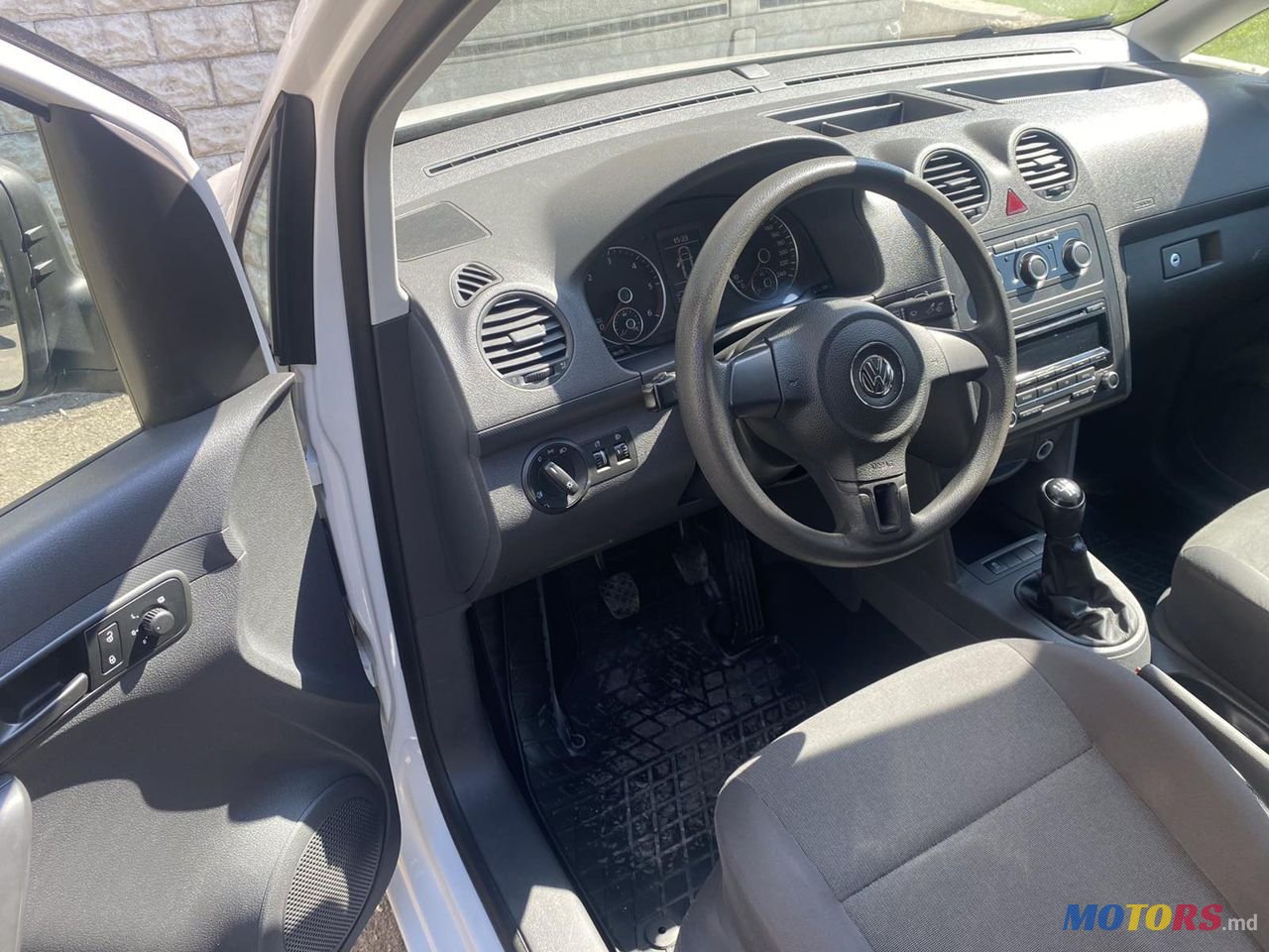 2014' Volkswagen Caddy photo #3