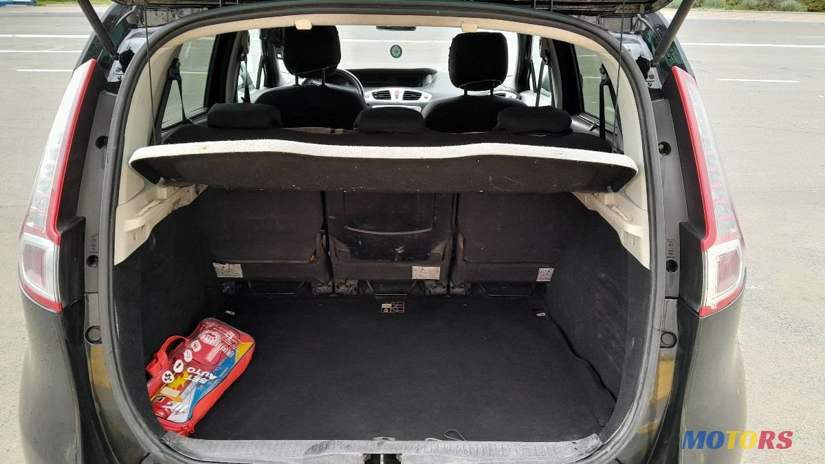 2010' Renault Scenic photo #6