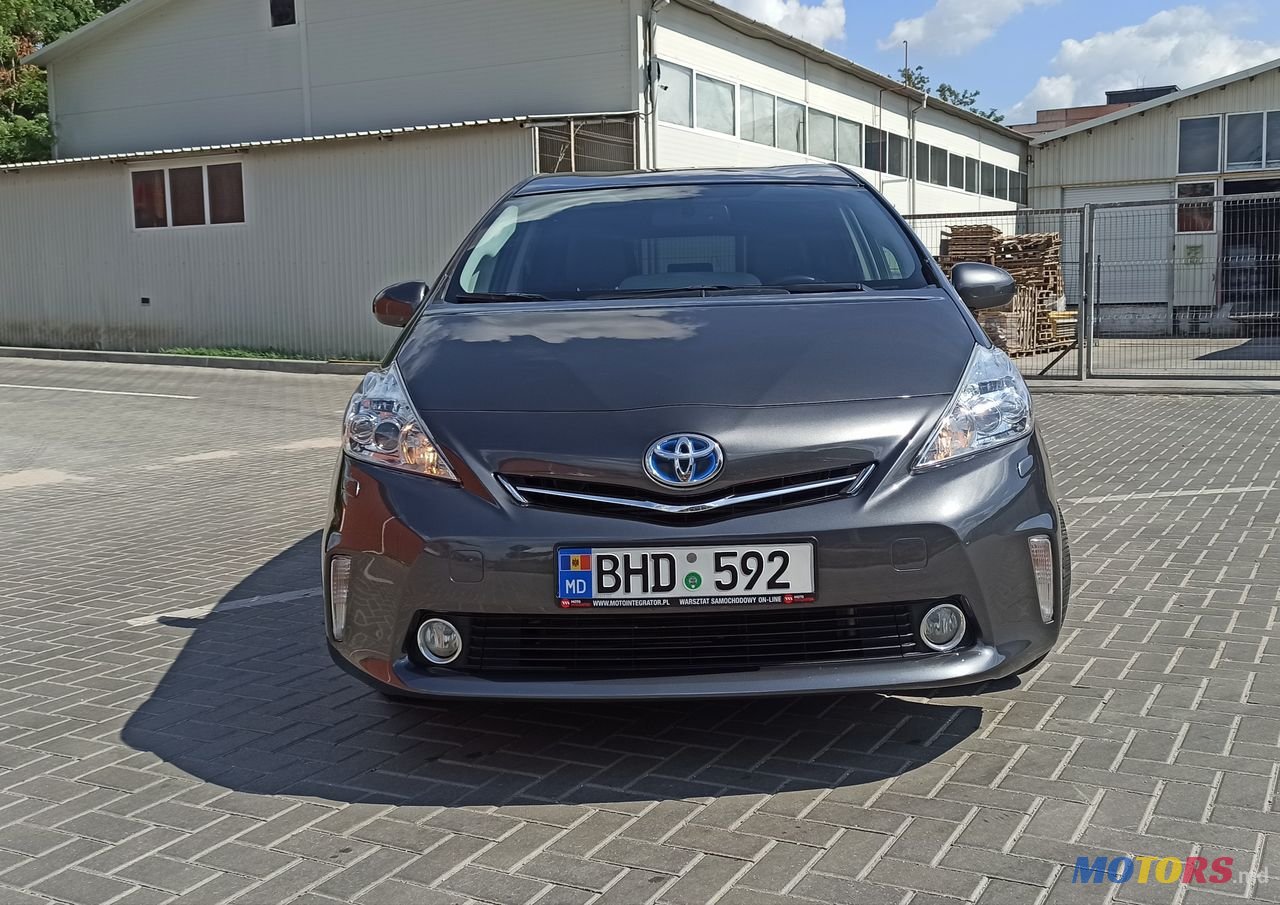 2013' Toyota Prius v photo #2
