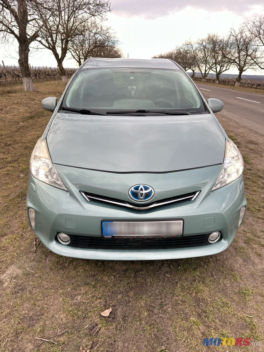 2014' Toyota Prius v photo #4