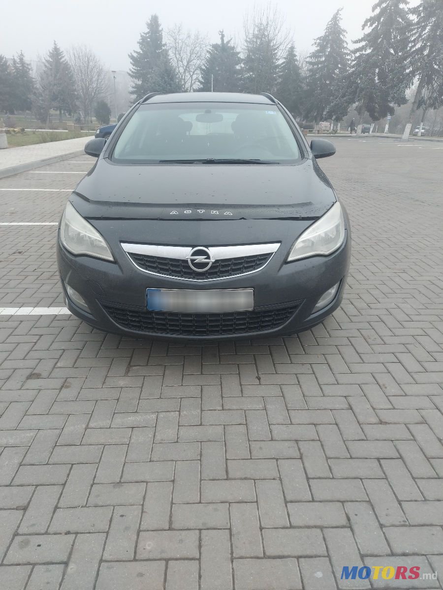 2011' Opel Astra photo #1