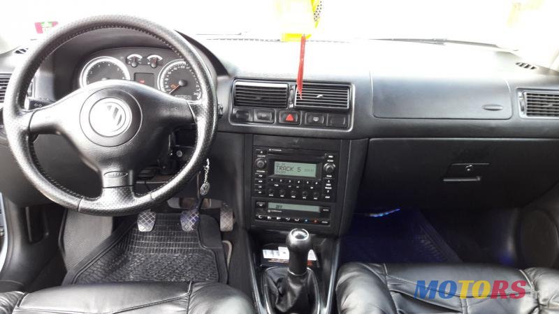 2004' Volkswagen Golf photo #3