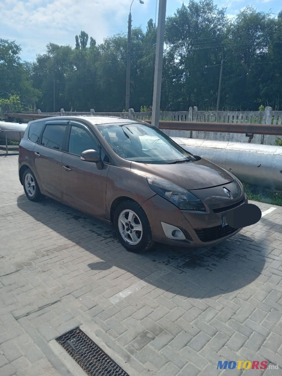2010' Renault Grand Scenic photo #1