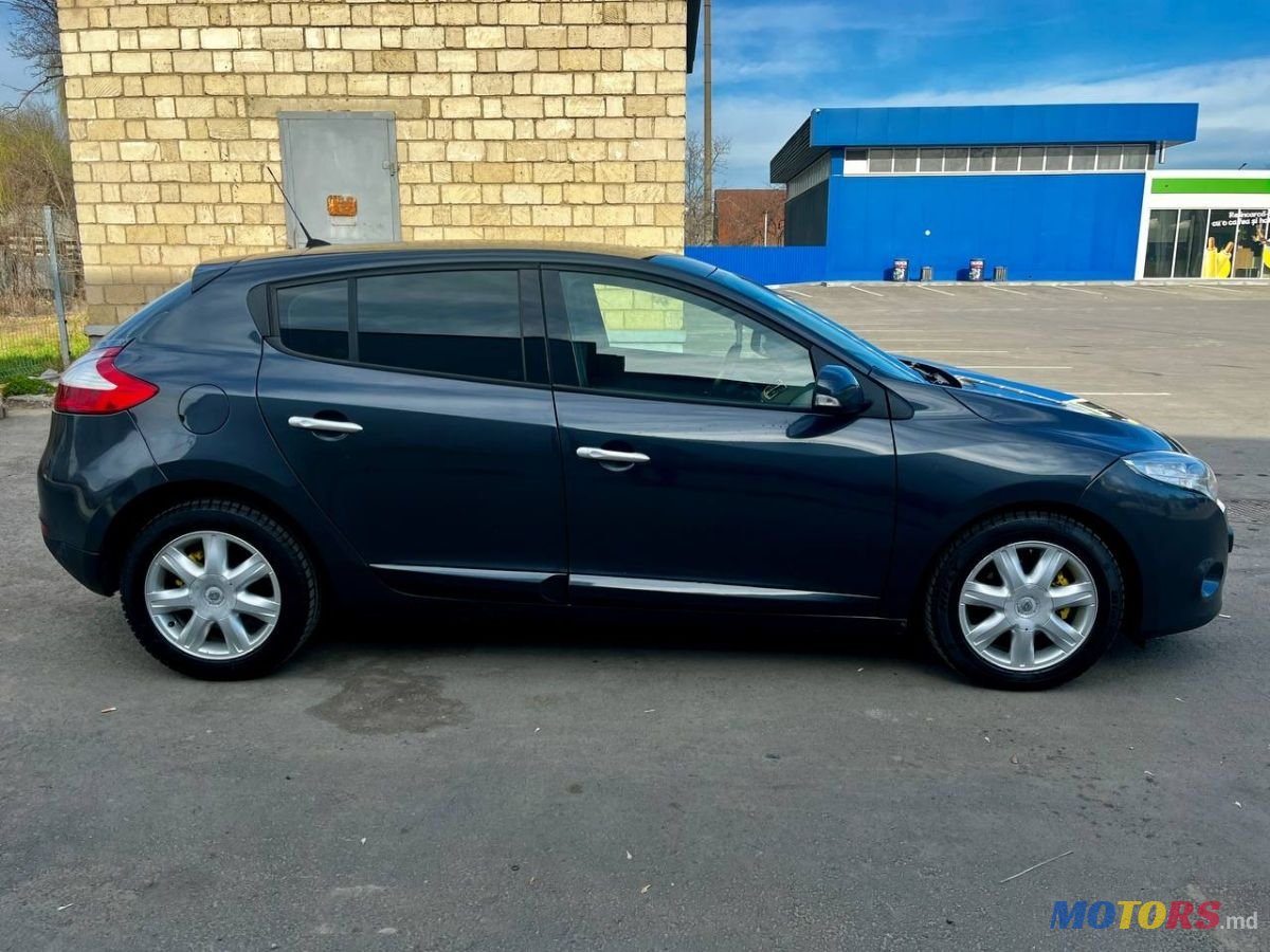 2011' Renault Megane photo #3