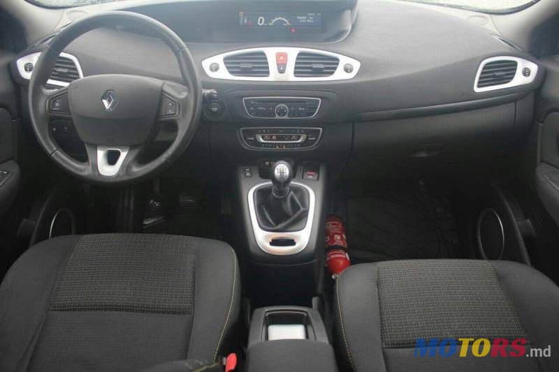 2010' Renault Grand Scenic photo #5