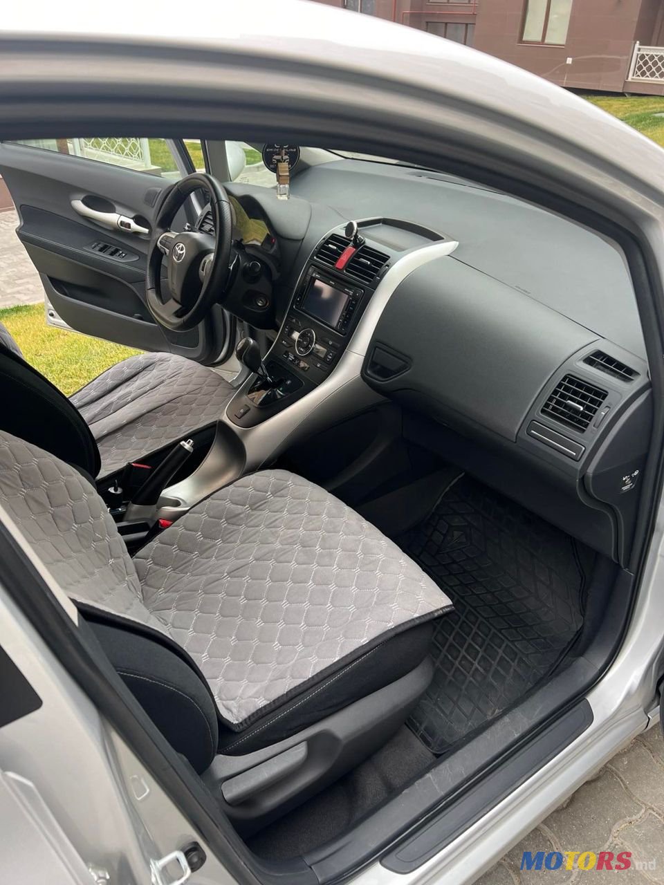 2011' Toyota Auris photo #5