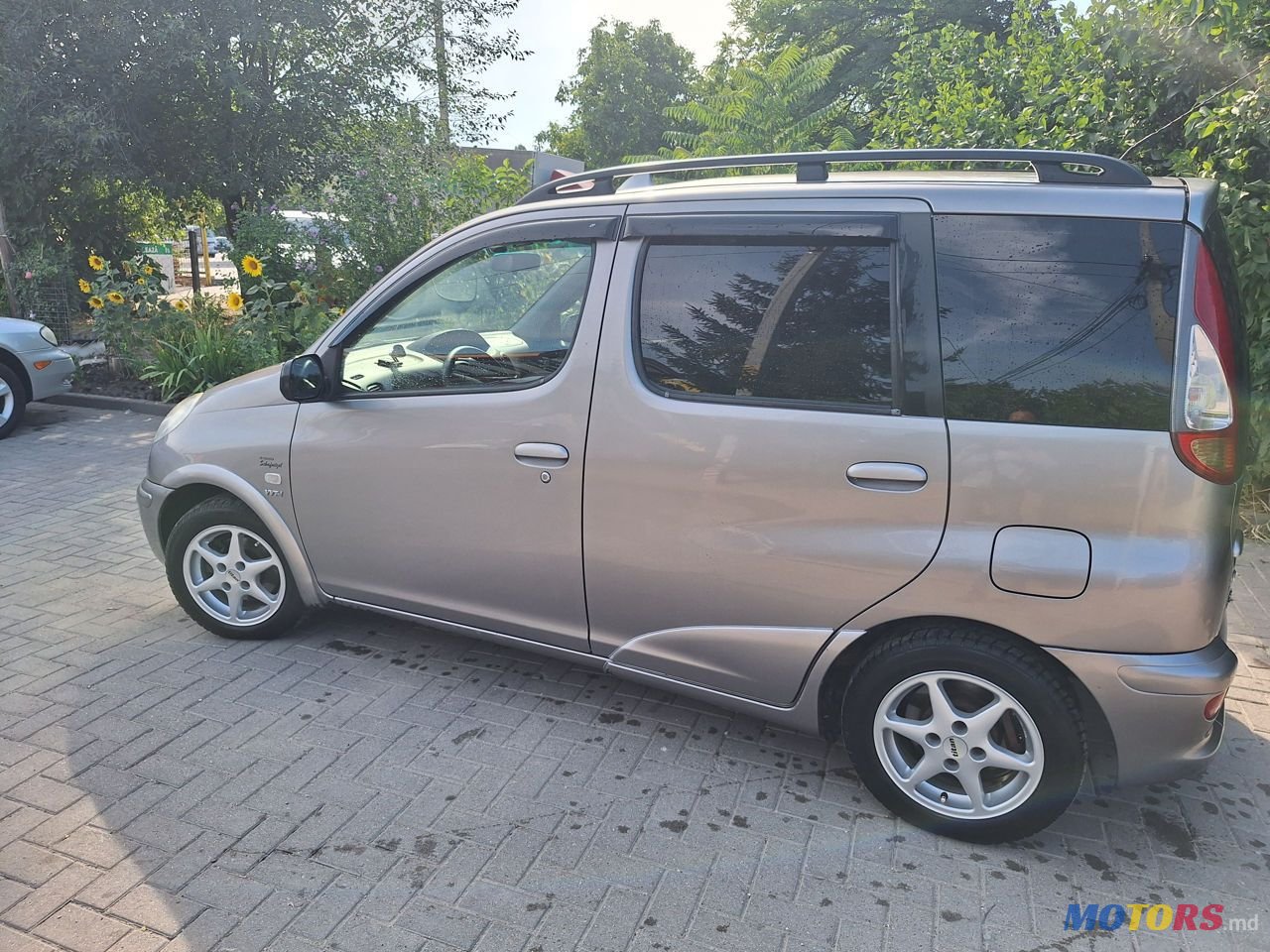 2004' Toyota Yaris Verso photo #4