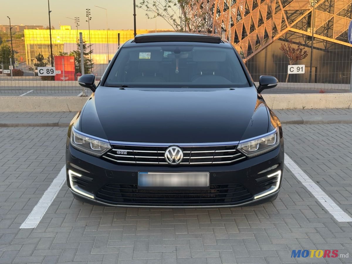 2015' Volkswagen Passat photo #2