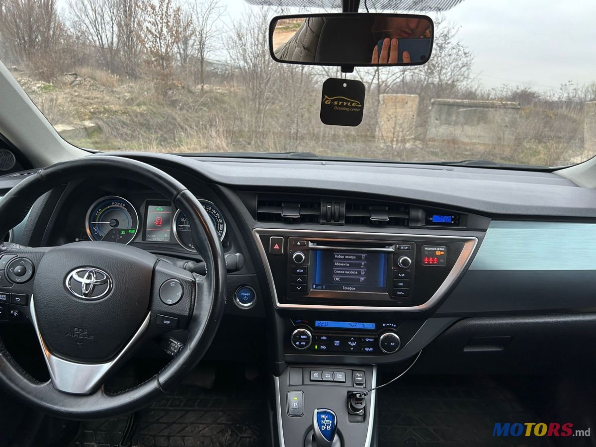 2013' Toyota Auris photo #2