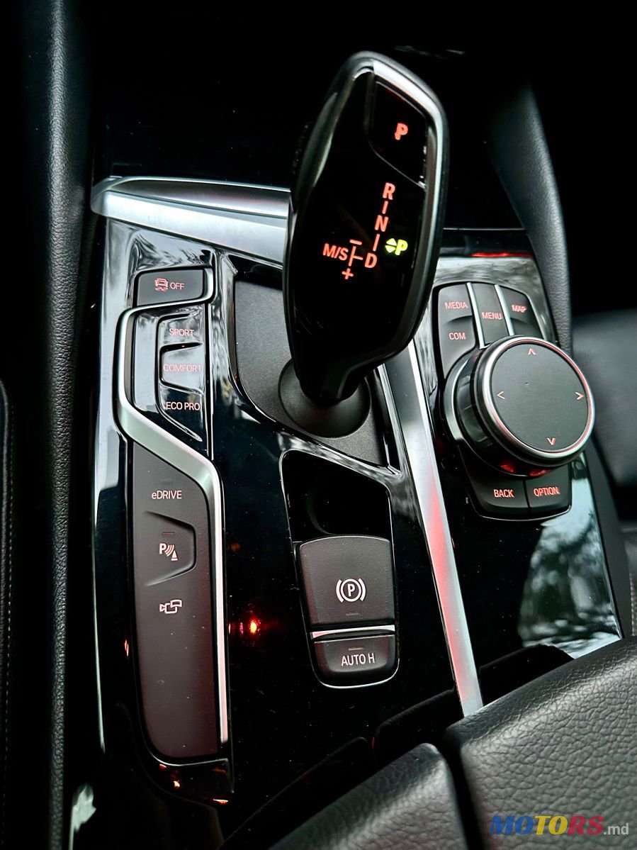 2020' BMW 5 Series photo #6