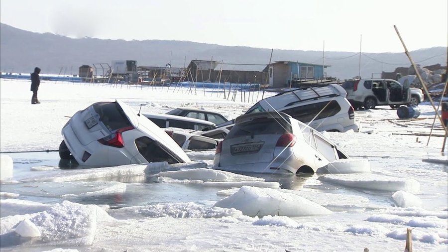 Rusia: Peste 30 de maşini, înecate după ce proprietarii şi le-au parcat în apropriere de locul unde pescuiau la copcă