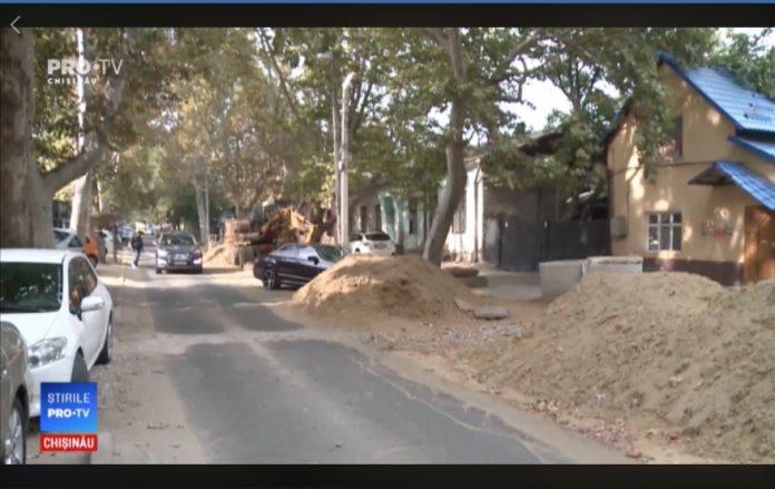 Reparațiile pe strada 31 August blocate de câțiva copaci. De 3 luni de zile, autoritățile nu pot decide ce să facă!