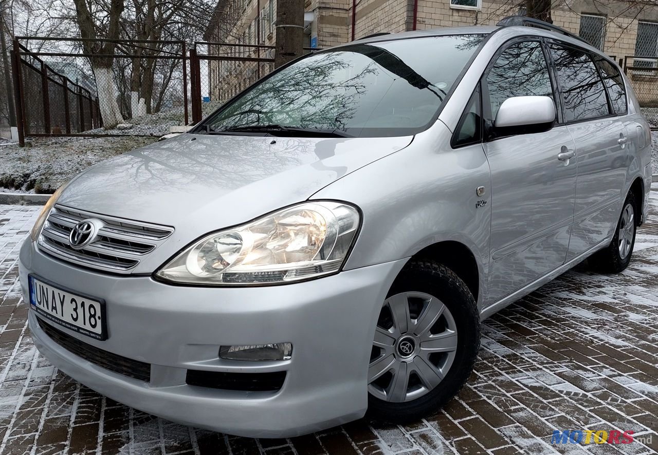 2004' Toyota Avensis Verso photo #3