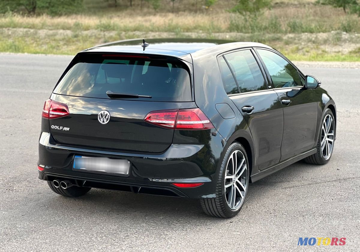 2017' Volkswagen Golf photo #4