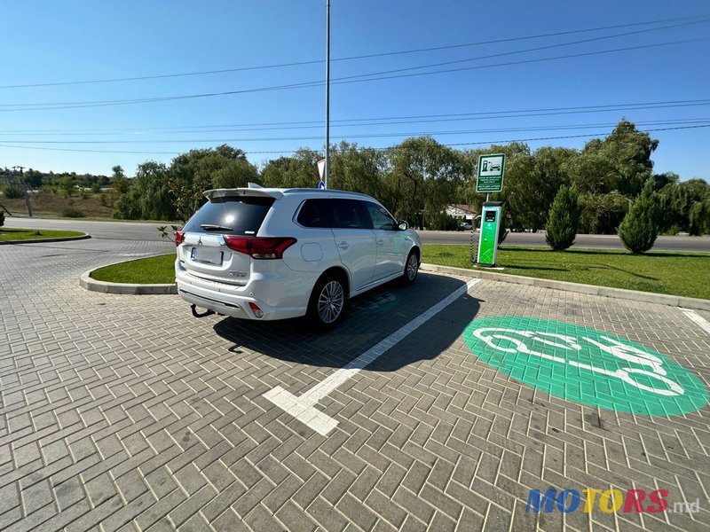 2018' Mitsubishi Outlander photo #2