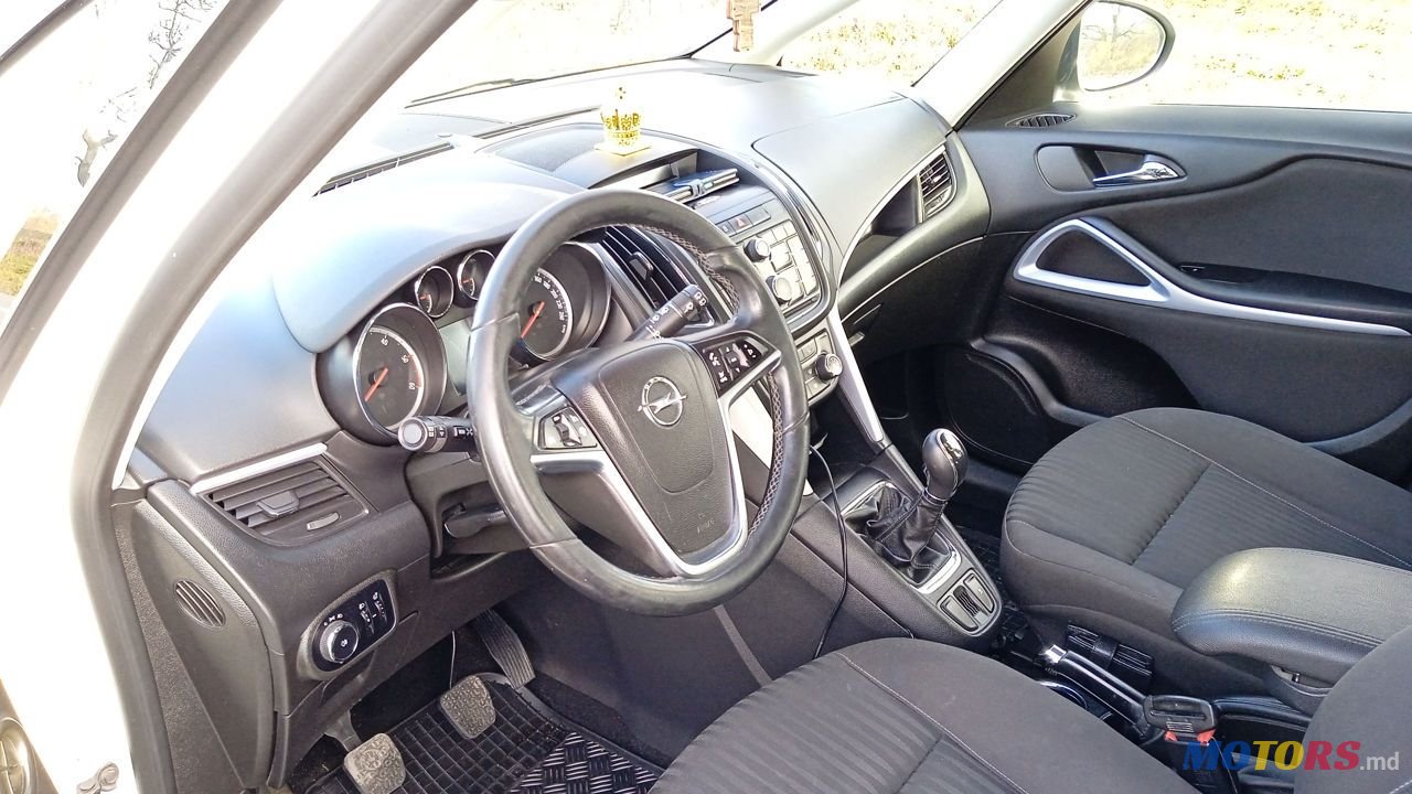 2013' Opel Zafira photo #6