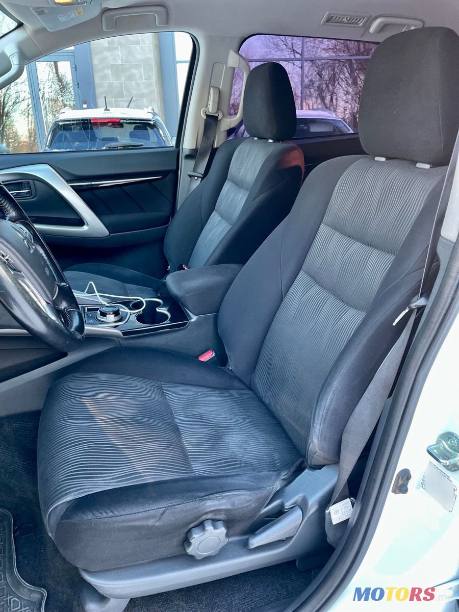 2017' Mitsubishi Pajero Sport photo #6