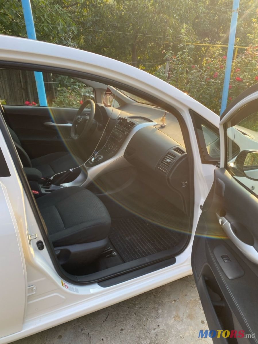 2012' Toyota Auris photo #3