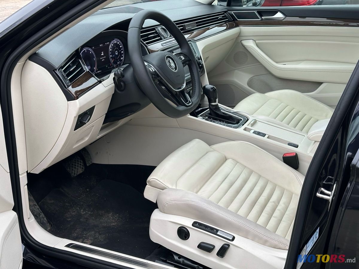 2015' Volkswagen Passat photo #5