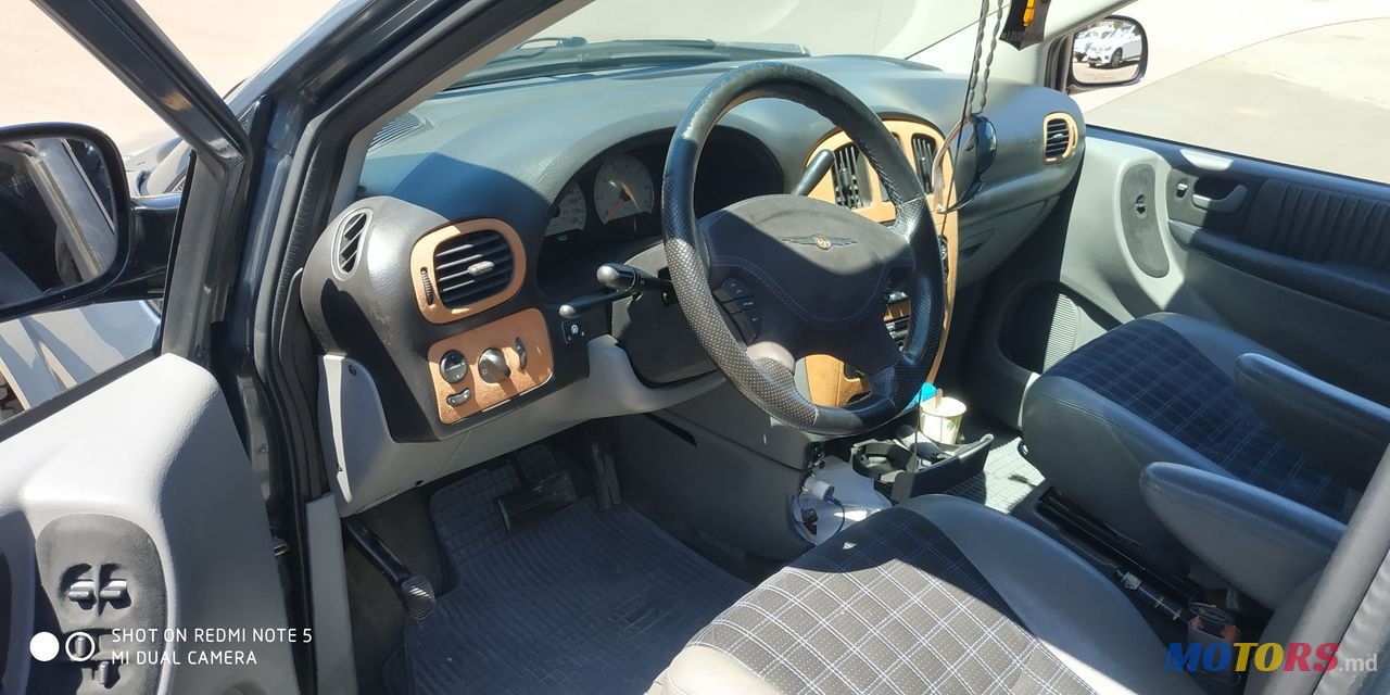 2005' Chrysler Town&Country photo #6